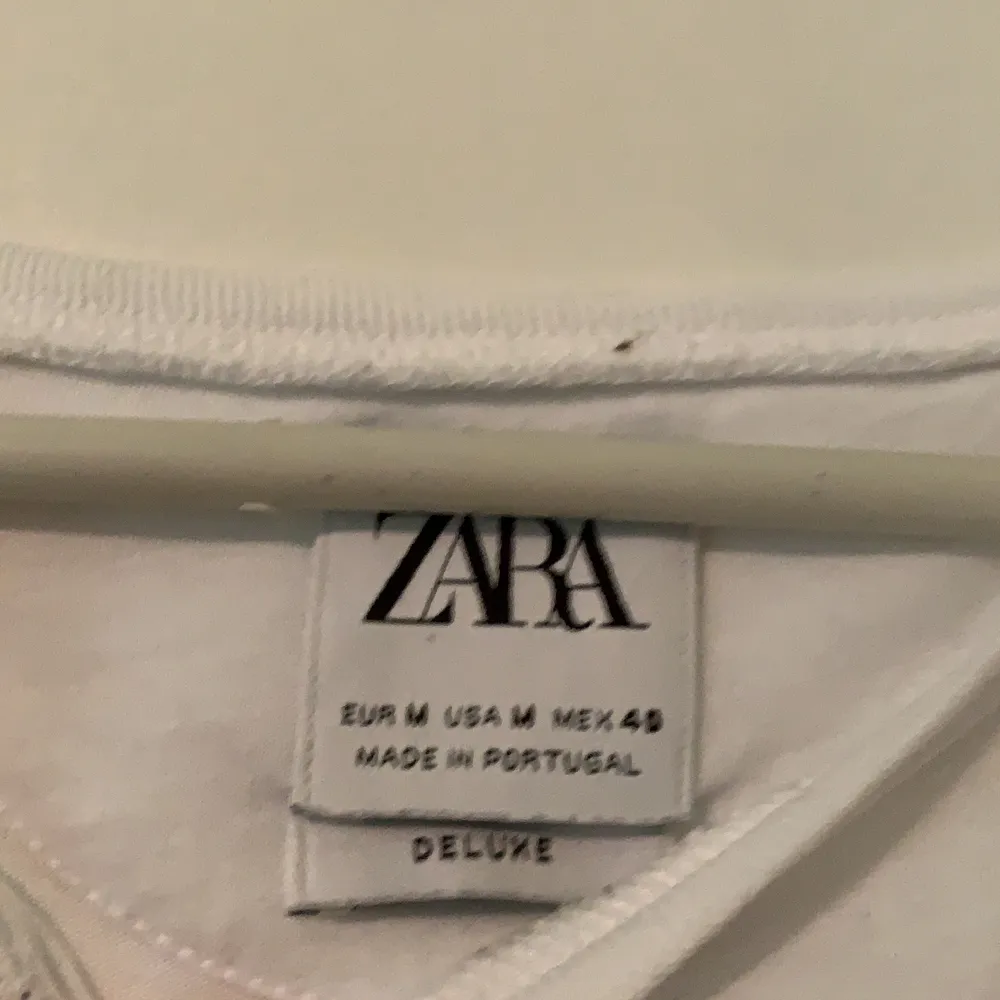 En vanligt vit t-shirt från zara. Använd några gånger men den är i fint skick. Köparen står för frakten.. T-shirts.