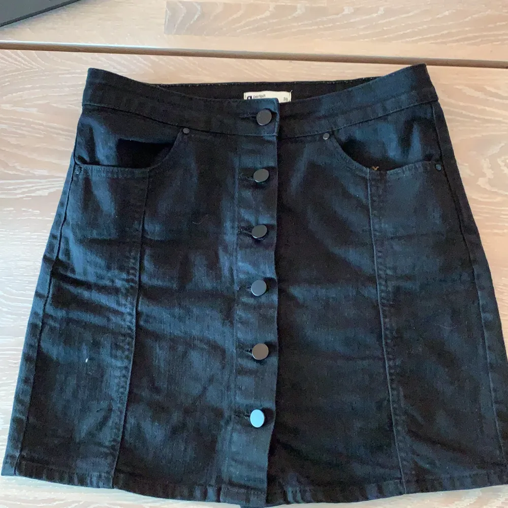 Jeans kjol i storlek 38, men skulle säga att den är en 36. Använd några gånger men är som ny. . Kjolar.