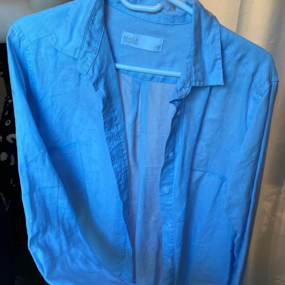 Ljusblå skjorta från Samsa. Storlek XS men sitter som en M. Köpt för 299kr. Super mjukt material. Skriv för mer information eller bilder!☺️. Skjortor.