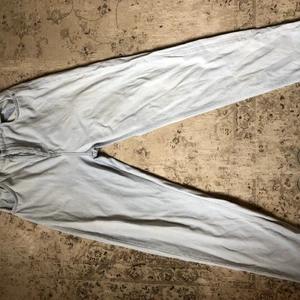 Ljusblåa Pull&bear jeans  - Ett par fina ljusblå Pull&bear jeans! Säljer eftersom de inte används längre. Kan mötas upp vartsom i Stockholm men annars står köparen för frakten:)