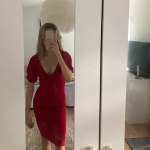 Gullig tajt klänning - Jätte gullig tajt klänning från Nelly. Helt oanvänd med prislapp kvar. Stl xs. 200kr eller kom med högsta bud. Frakt tillkommer.