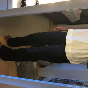 Monki strl 25 - Ett par svarta jätte fina jeans från monki. Är i bra skick och är i storleken 25 som jag tyvärr växt ur. Startpris 100!