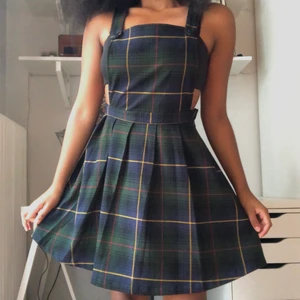 Rutig klänning med hängslen - Riktigt söt rutig hängselklänning🌟 Perfekt passform, helt i nyskick och kan stylas på så många olika sätt! Kan mötas i Sthlm, annars står köparen för frakt.