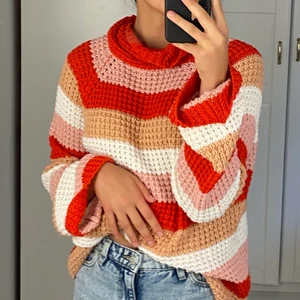 stickad tröja - En sjuukt mysig stickad tröja från NAKD, säljer nu för att den har legat längst bak i garderoben ett tag! Storlek S men sitter översized (som man ser på bilden) passar nog M eller till och med L👏 Mysig nu till hösten🍂 💕