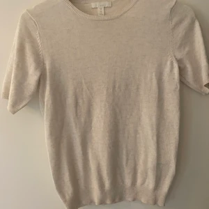 beige/vit stickad t-shirt från H&M - Använd ett fåtal gånger och säljer pga av att den är för liten. Passar till allt och alla tillfällen🌟
