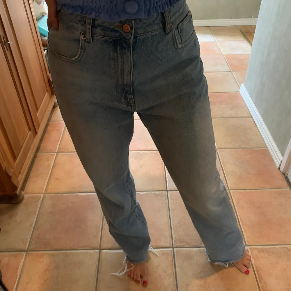 Nya högmidjade raka jeans från NAKD i storlek 40. Jättefin blå tvätt. Har inget att anmärka på då de som sagt aldrig är använda. Säljer pga för stora för mig.. Jeans & Byxor.