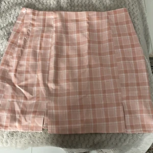 Rosa ruttad kjol - Köpte den från shein ett tag sedan, nästan aldrig använt. Väldigt stor i storleken