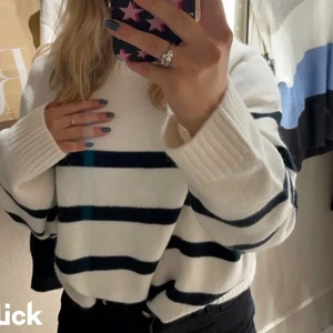 Randig tröja från h&m - Säljer denna trendiga randiga stickade tröjan från H&M!! Slutsåld!!! Säljer ändast vid bra bud, storlek M men sitter bra på mig som har xs/s men givetvis oversize!!❤️ kund står för frakt 