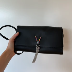 Valentinoväska - Svart Valentinoväska, knappt aldrig använd. Jättefina detaljer, säljer då jag inte använder den. Köpare står för frakt ❤️