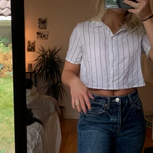randig cropad topp - Super fint topp köpt secondhand i Stockholm, står ej vart den är ifrån! Jätte bra skick, känns som ny inga noppror eller så🤩 står ingen storlek men skulle säga XS. Säljer för 70kr frakt ingår! Köpes direkt, inga bud 🤪 kolla gärna även in min profil, säljer massvis med billiga kläder som jag vill bli av med🤩🤩