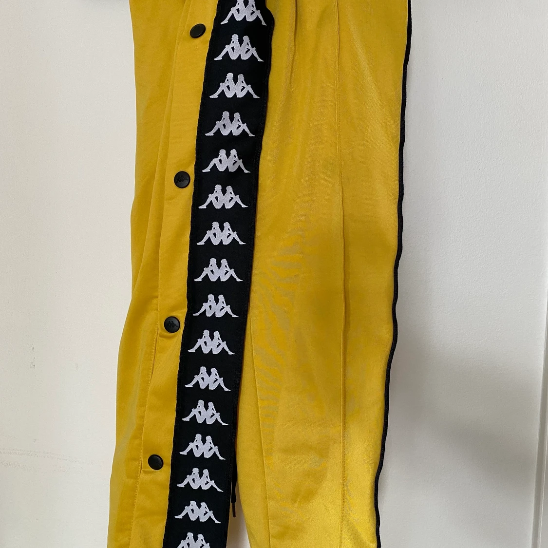 Gula kappa byxor 💛🖤 - 90