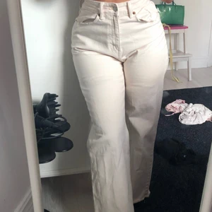 Benvita jeans  - Benvita jeans, passar mig med storlek 36. Formar kroppen så fint. Aldrig använda 