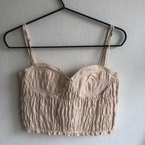 topp!! - jättesöt korsett topp från zara, liten i storlek!!!!