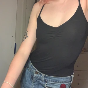 Svart Bodylinne - Svart Bodylinne från BikBok - Storlek XS - Säljer då den ej används - Köparen står för frakt 🌻🦆🏴‍☠️🌋