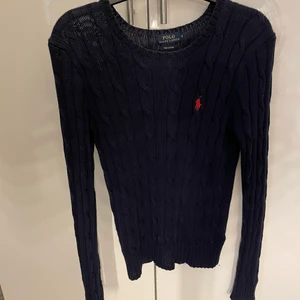 Ralph lauren stickad tröja - Stickad tröja från Ralp lauren. Superskön o snygg💙