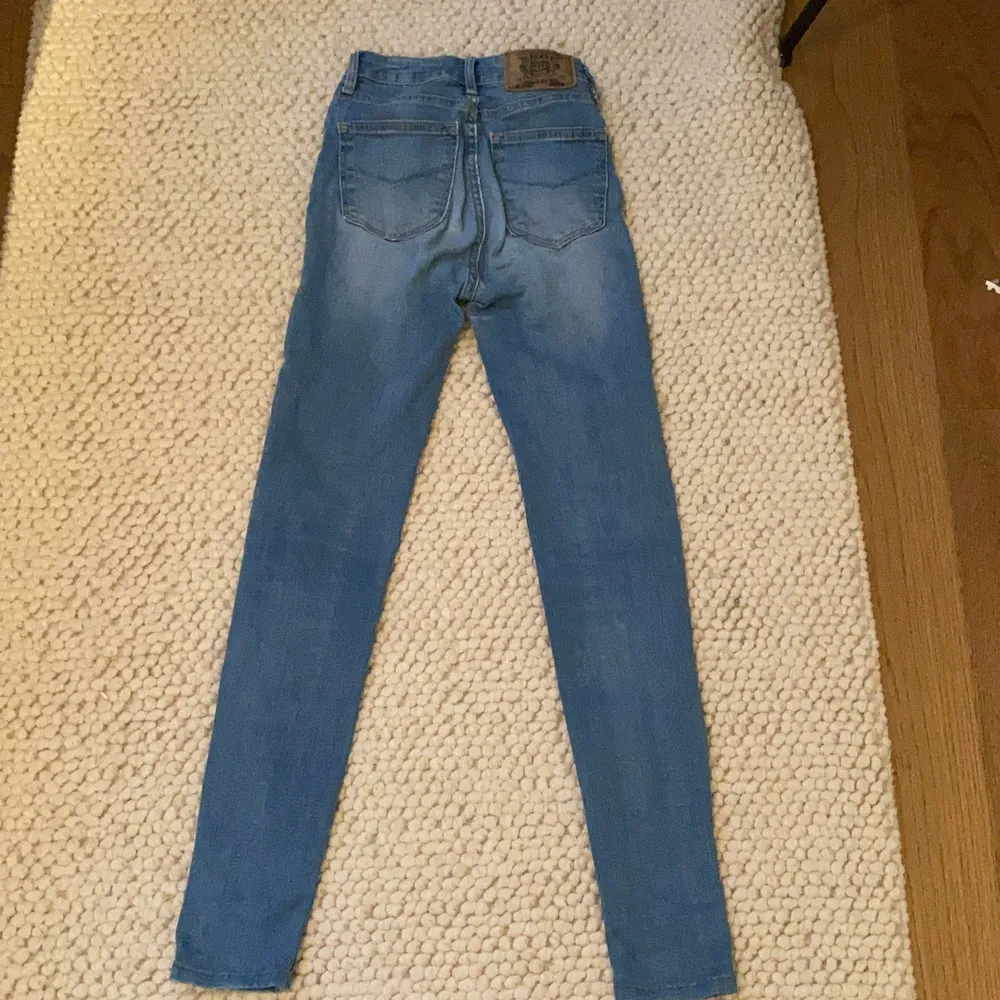 Jag säljer ett par jeans som jag använt mycket det senaste året tills dom blev för små🌸säljer för 70kr+frakt. Jeans & Byxor.