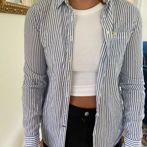 Lee randig skjorta - Randig skjorta i fint material från Lee, ett perfekt basplagg. Knappt använd, storlek small 