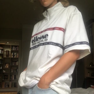 ellesse t-shirt - ellesse t-shirt i tjockare material. står storlek L men passar som oversize för mig som är s/m. 