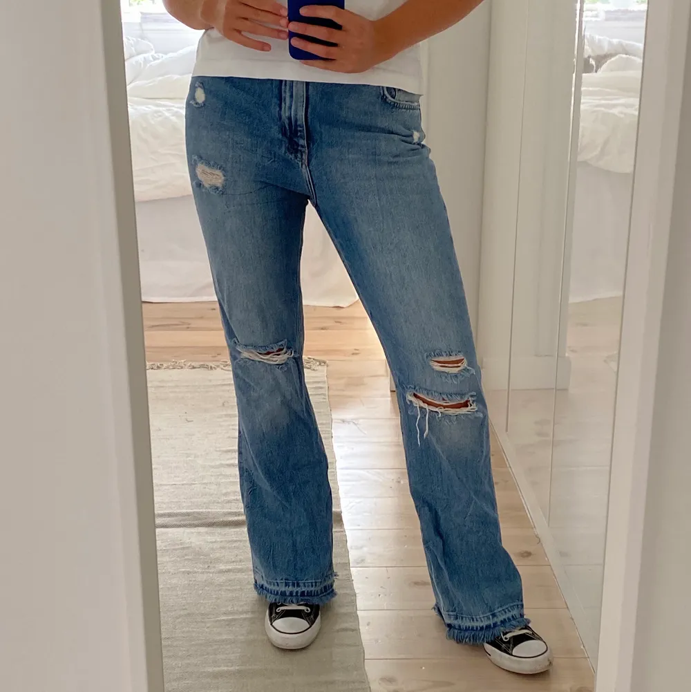 Säljer nu dessa skitsnygga jeans som jag tyvärr inte använder, mer rättvis färg på bild 2🦋 . Jeans & Byxor.