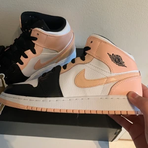 Jordan 1 Mid Crimson Tint - Säljer dessa snygga Jordan 1 Mid Crimson Tint! Skorna är helt oanvända och i perfekt skick! Orginalboxen följs med vid köp och kvitto finns som äkthets garanti! 😊