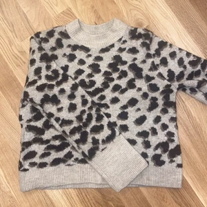 Stickad leopard tröja - Stickad tröja i brun/beige med leopard mönster. Storlek XS.