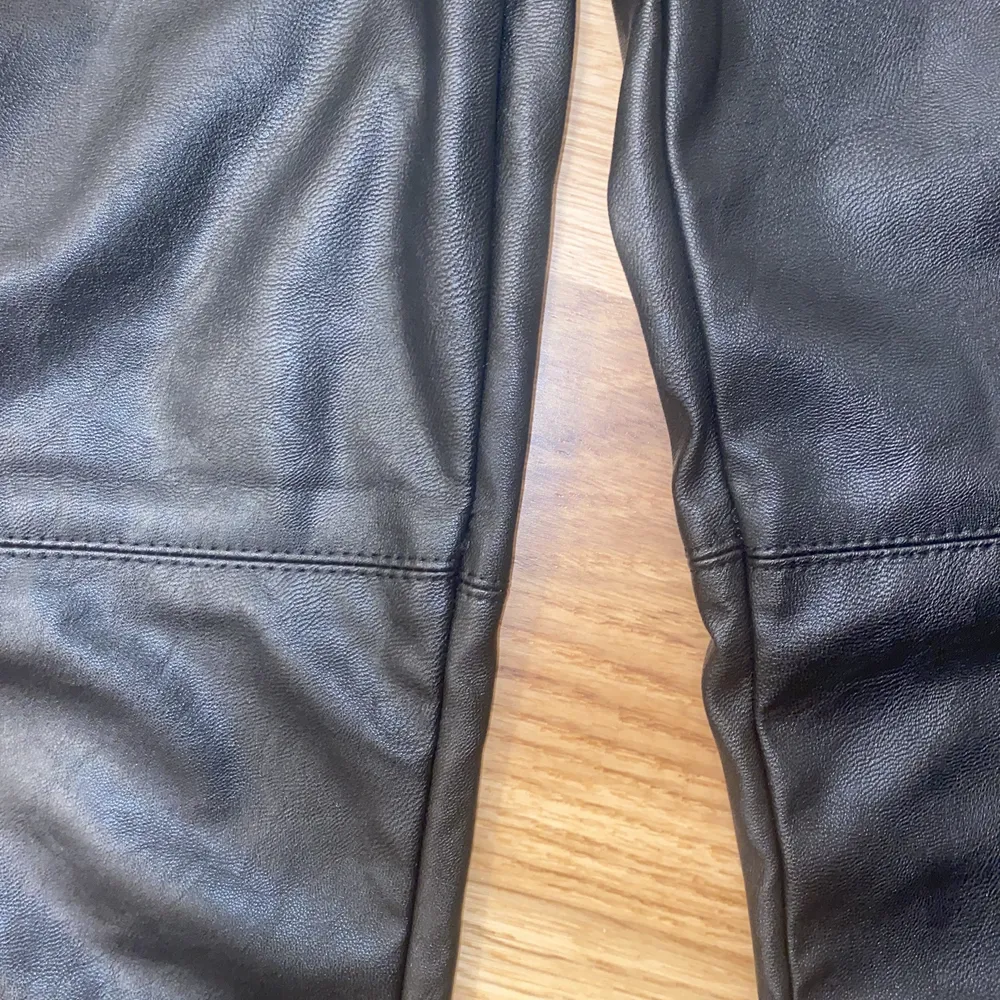 Svarta tights/byxor i läder med resårmidja. Storlek 34. Använda 1 gång!. Jeans & Byxor.