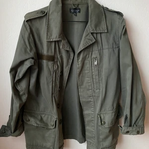Topshop militärjacka - Jackan är snygg vintagestil. Har inga fläckar eller dylikt. Märket, som satt fast med kardborre saknas. Så snygg och unik!