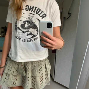 T-shirt!💘 - Jättecool t-shirt från pull and bear! Köpt för nått år sedan så finns inte kvar💗 storlek m men passar nog bäst på s-xs