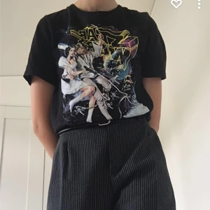 Star Wars T-shirt HM - T-shirt från H&M med Star Wars-tryck. Använd då och då och trycket är aningen slitet men fortfarande i fint skick. Säljs för 30kr + frakt. Hör av dig om du har några frågor :)