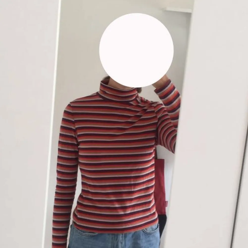 Jättefin turtleneck från monki. Köpt för några år sedan men den har inte kommit till användning så mycket på senaste så säljer den. Kommer inte ihåg nypris men säljer för 60kr + frakt. Tvättar såklart innan jag skickar. Ränderna som ser svarta ut på bilden är egentligen mörkblå :) Bara att höra av dig om du har frågor! (Säljer även en till turtleneck på min sida). Toppar.