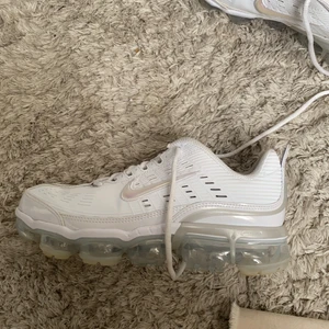 vapor Max 360 - Säljer dessa vapor Max 360 har använt 1 gång har storlek 38 igentligen så dom va lite tajta. Annars jätte bra