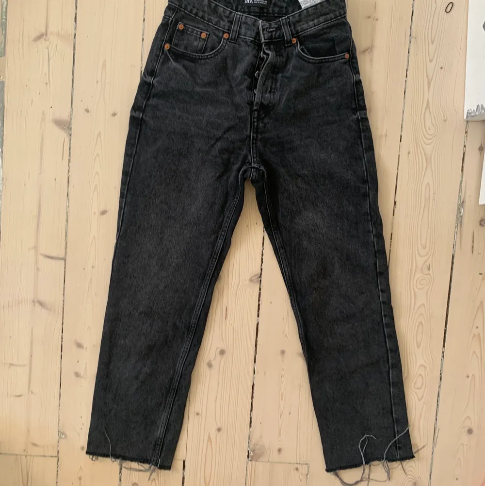 Stentvättade mom jeans ifrån zara i storlek 34 ⭐️. Jeans & Byxor.