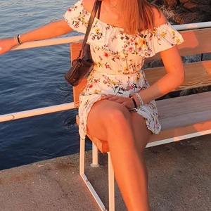 SOMMARKLÄNNING - Supersöt sommarklänning i blommigt tyg💖💫 Köpt utomlands och använd ett fåtal gånger🥰 Klänningen har fina knappar och snöre i midjan, stl 34-36 och i bra skick! 