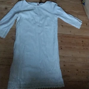 Vit klänning - Vit klänning med detaljer, är i storlek XL och går ner till knäna på mig som är 1,80 lång. Skickar fler bilder om det önskas!🤍🥰