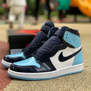 Nike Jordan 1 - Mycket bra skick fick dem i gåva och dem är förstora så ja vill gärna få sålt dem så ja kan köpa andra eller byte kanske kan gås med på ❤️