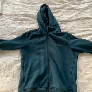 Blå sail racing hoodie - Strl xl men liten k storleken, se bild 3 hur den sitter på en xs❤️ köpare står för frakt