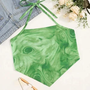 Topp - GRATIS FRAKT! Grön sommar topp med fina strukturer. Helt ny o aldrig använd förutom testad. Storlek S och sitter perfekt oavsett kroppsform då den år oerhört stretchig! 