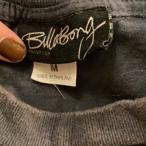 billabong t-shirt - en billabong t shirt köpt second hand! storlek s-m. 