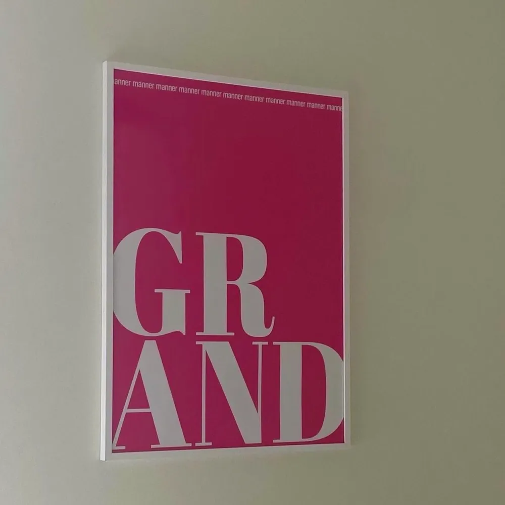 GRAND POSTER i rosa 50x70cm đ€ (Ram ingĂ„r ej). Asusteet.