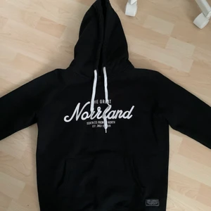  Norrlands hoodie! - Fin Norrland hoodie i super bra skick. Använd väldigt få gånger och är i storlek xxs. Köptes för 800kr och säljer för 550kr. Köparen står för frakt💗