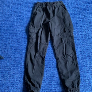 Svarta cargo byxor - Säljer för att de är för små, knappt använda 