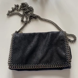 Stella McCartney crossbody bag  - Väljer att sälja min Stella McCartney väska 💼 Andvändbar och klassisk väska som aldrig går ur tiden!  Bredd	21 cm Höjd	12 cm Djup	3 cm Armband	57 cm
