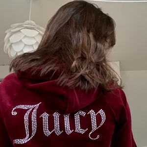 Juicy Couture hoodie - En super super mjuk hoodie från Juicy Couture. Jättenajs att kasta på sig till en kjol eller ett par jeans! Skicket är nästan som nytt, alla strenar sitter kvar:) Hoppas att det här plagget hittar en ny ägare som älskar d lika mycket som jag gjort😋🥰 Leverans och pris kan disskuteras;)