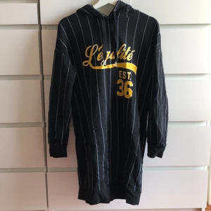 Hoodieklänning - Supermysig hoodieklänning från hm. Storlek 34 men passar storlek S/36