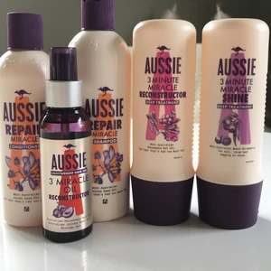 Aussie collection  - Nästan hela aussie collectionen.💕 Alla produkter luktar godmodigt. Säljer för att jag har märkt att produkterna inte passar mitt hår. Dem ända produkterna som har blivit använda var hår maskerna på andra bilden. Men är bara använda 2 gånger.💕             (Allt har ett värde på ca 450) säljer för 200kr +frakt💕