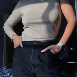 Polotröja från BikBok | Storlek: M - Beige polotröja med en arm. 65% Polyester, 30% Viskos och 5% Elestan | Luftigt och mjukt tyg, använd en gång! 🛑Du betalar frakt🛑