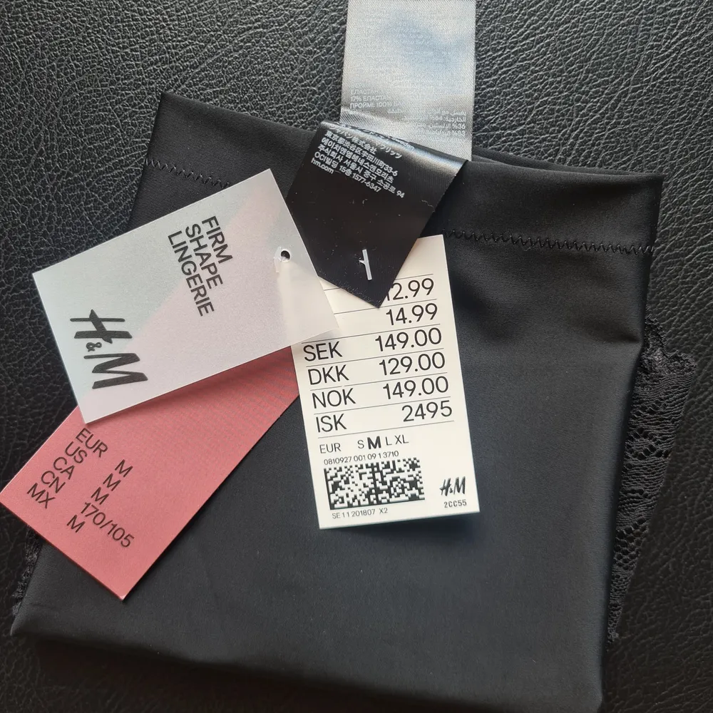 Firm Shape Briefs/ Lingerie från H&M. Storlek: M Färg: Svart Skick: NY -OANVÄND- ETTIKET SAMT KVITTO KVAR! *Slutsåld* •För produkt information se bilder. (+frakt). Övrigt.