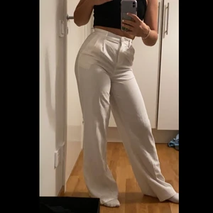 Vita kostymbyxor  - Köpte domma nyss men har nt användt dom en enda gång, de tar bara onödig plats i min gaderob. Men dom sitter jätte bra och är sååå sköna!!!👍🏼👍🏼👍🏼