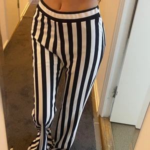 Randiga byxor  - Helt nya byxor, aldrig använda då de är lite för långa på mig. Annars är de väldigt bekväma att gå i. Storleken på dessa byxor kan passa mellan xs-m då de är stretchiga 