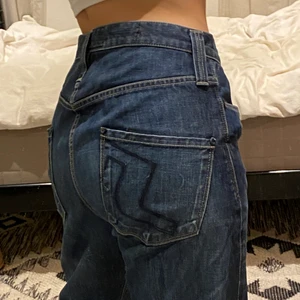 J Lindeberg jeans  - Lågmidjade jeans i en mörk tvätt😍 snygga detaljer på bakfickorna! Jag är 165 och de passar mig med 5cm klackar